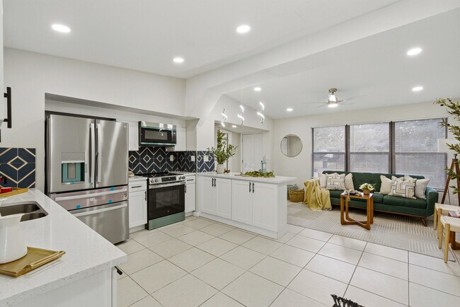 Building Photo - 2111 Bourget Dr