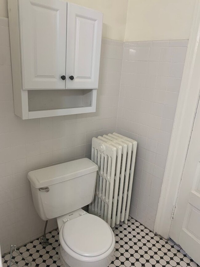 Building Photo - Spacious Two Story duplex on Walnut Street!