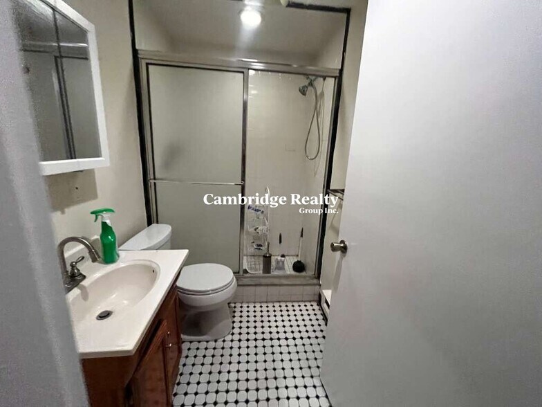 Building Photo - 458 Park Dr