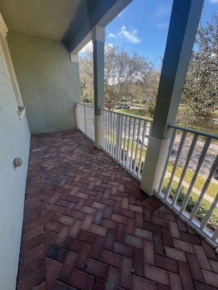 Building Photo - 211 E Thatch Palm Cir