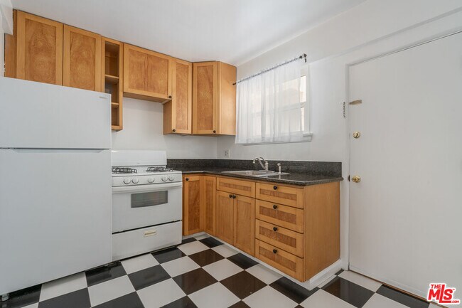 Building Photo - 917 7th St