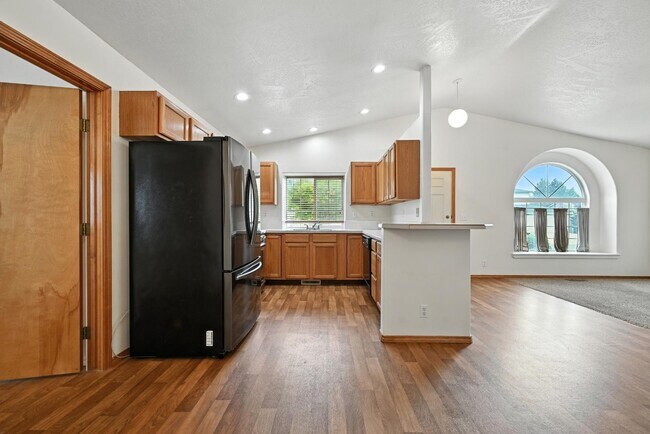 Building Photo - 5827 Orchid Wy S