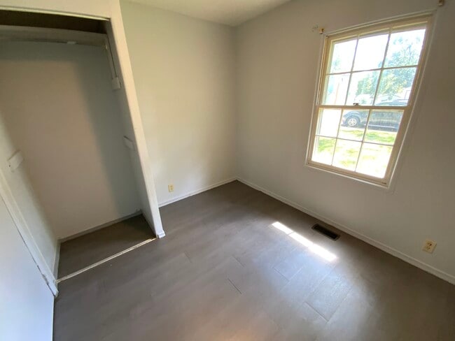 Building Photo - 917 Knollcrest Dr