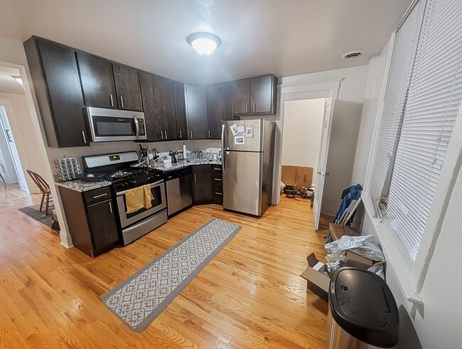 Building Photo - Large 2 BR/ 1 BA in Fantastic Wicker Park Location