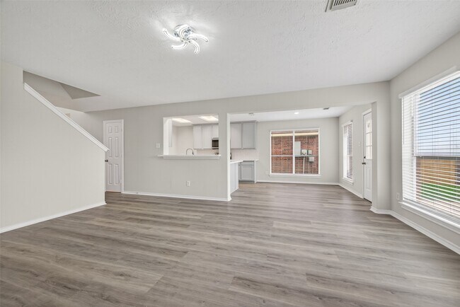 Building Photo - 6915 Great Oaks Shadow Dr