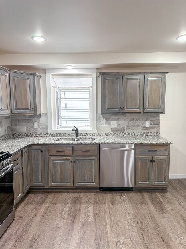 Building Photo - 613 Oakland Ave