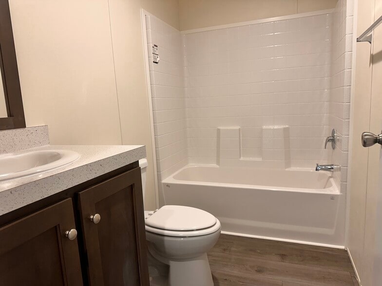 Building Photo - 8 Bing St N