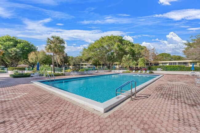 Building Photo - 500 Oaks Ln