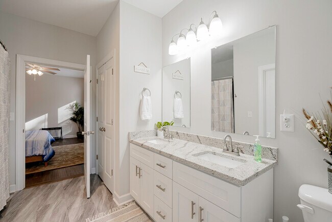 Building Photo - Furnished Rental