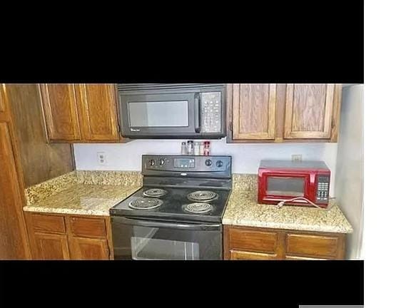 Building Photo - 9815 Walnut St