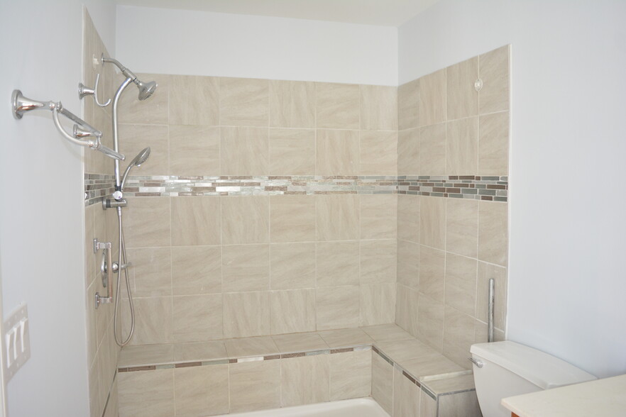 Large Walk-In Shower - 4506 Spyglass Dr