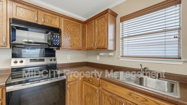 Building Photo - 2432 Medina Dr