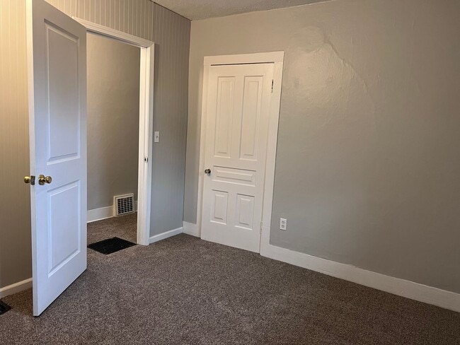 Building Photo - Recently Remodeled Home Close to Medical M...