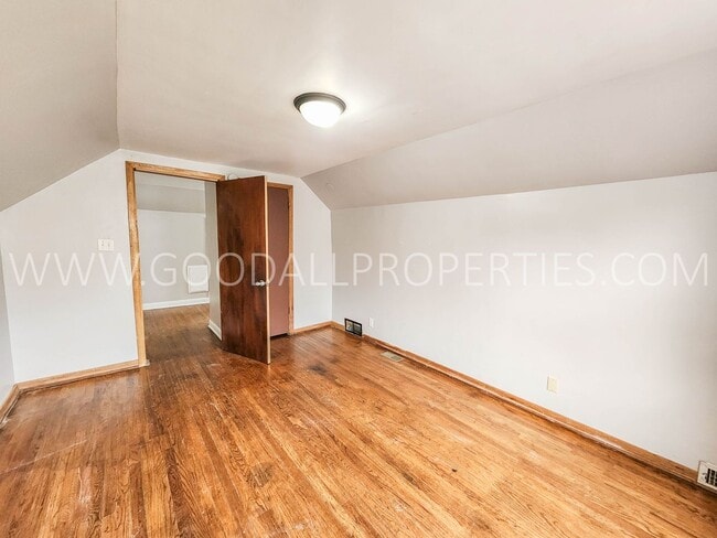 Building Photo - 4-Bedroom Home in Des Moines with Detached 2-Car Garage