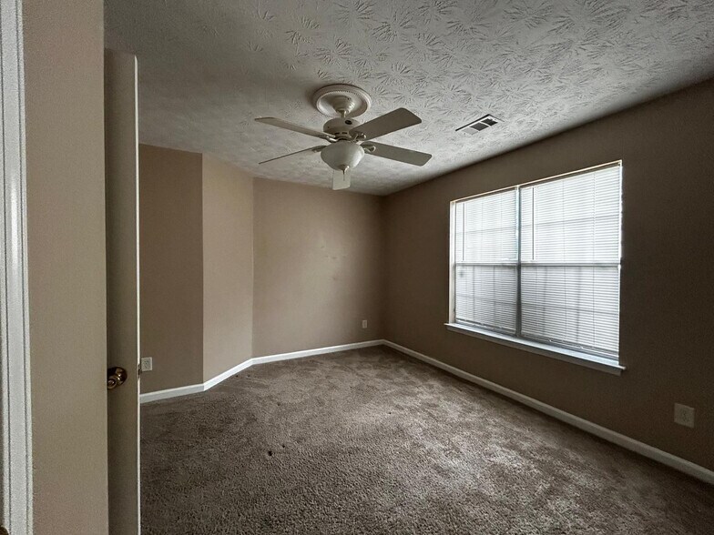 Building Photo - Room in House on Valley Green Rd