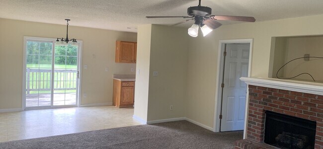 Building Photo - Stunning Country Home