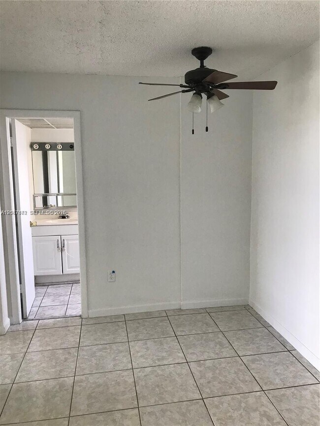 Building Photo - 9460 Fontainebleau Blvd