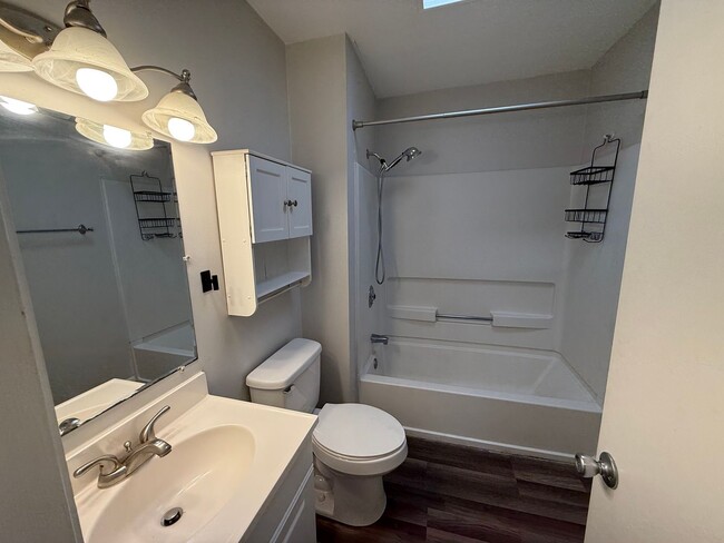 Building Photo - RARE - Finley Forest Gem in Chapel Hill - 2 Bedrooms – Available Aug 10!