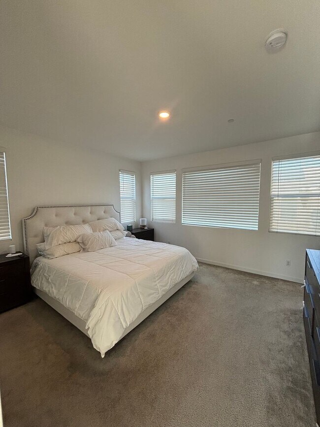 Building Photo - Beautiful Town-Home Bedford Community!