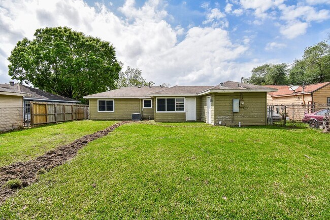 Building Photo - 6223 Wayland St