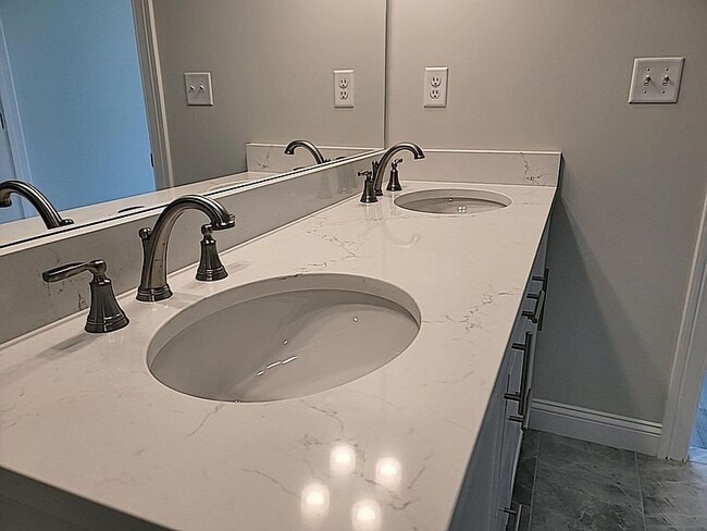 Building Photo - "Spacious 2-Bed, 2-Bath Gem in Medford - 1480 Sq Ft of Comfort Awaits!"