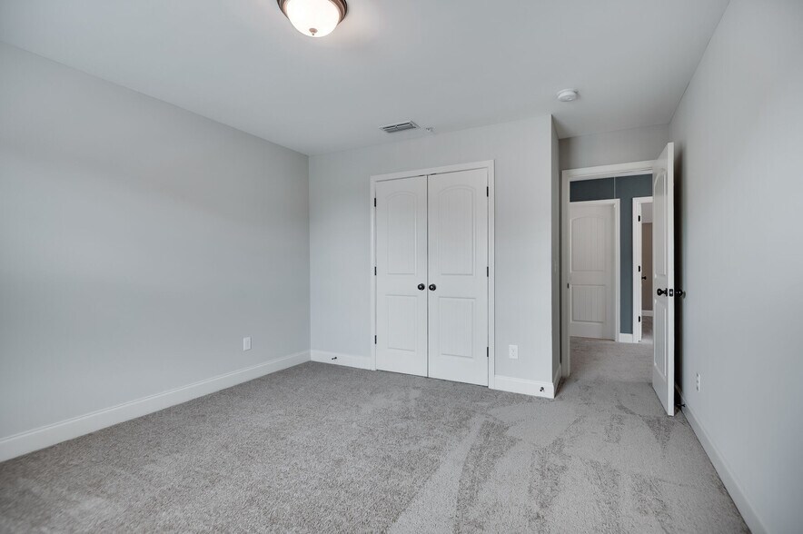 Building Photo - 141 Ambassador Private Cir