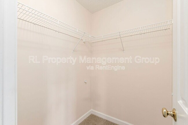 Building Photo - 5551 Ainsley Dr