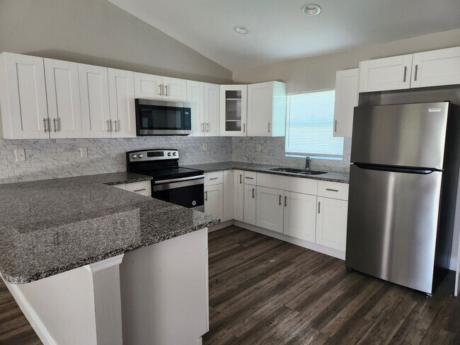 Building Photo - 5012 Dolphin Ct