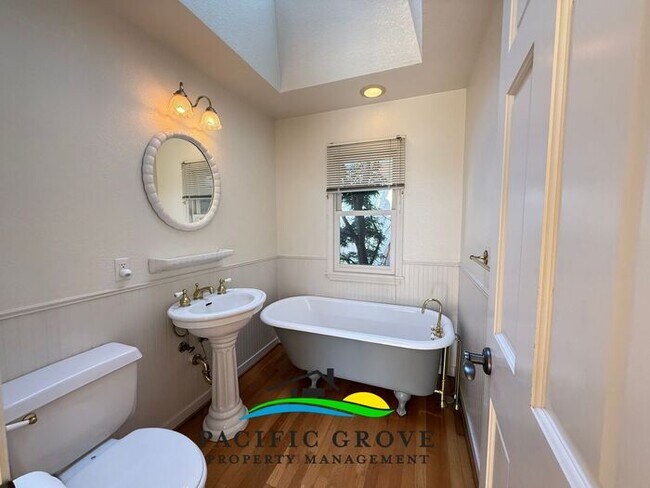Building Photo - Updated 3 Bedroom in Pacific Grove!