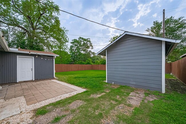 Building Photo - 2226 Rainbow Dr
