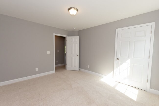 Building Photo - MOVE-IN READY $300 off first month