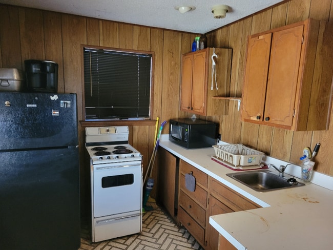 Building Photo - 221 Redbird Ln