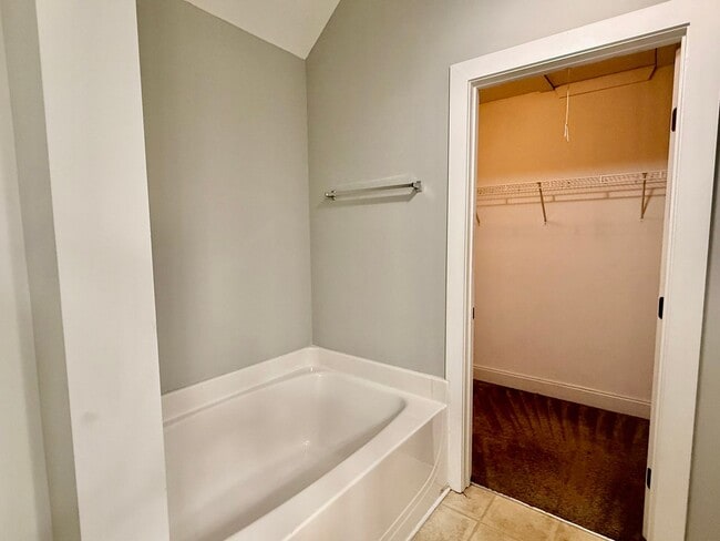 Building Photo - 2 bed, 2 bath townhome in Hoover