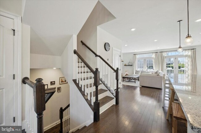 Building Photo - 831 Stonecliffe Rd