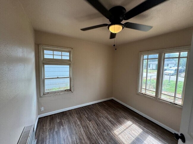 Building Photo - 2 bed one bath all new inside!