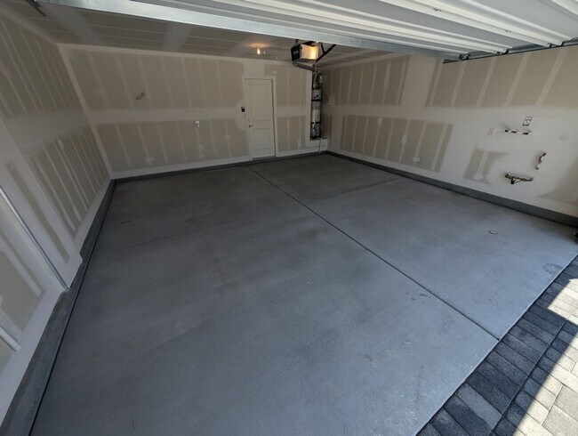 Building Photo - 5658 Mesa Sedona St