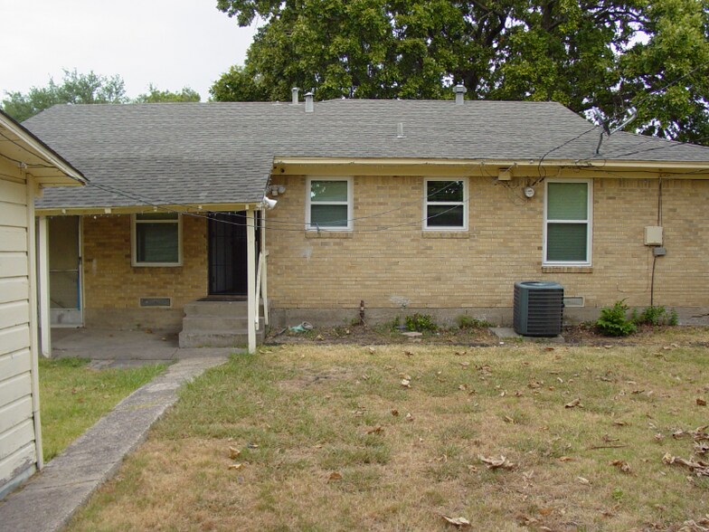 Building Photo - 1805 N Pl