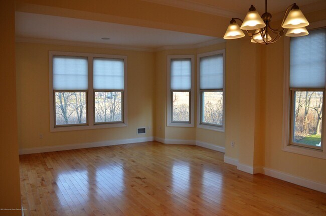 Building Photo - 606 Park Ave