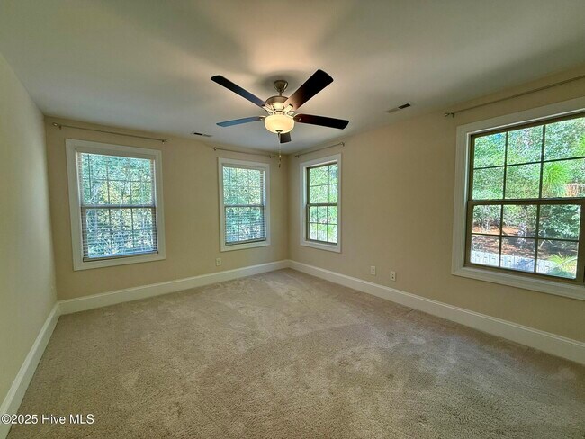 Building Photo - 300 Mashie Ct