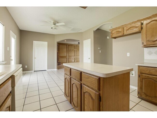 Building Photo - 137 W Clubview Ct