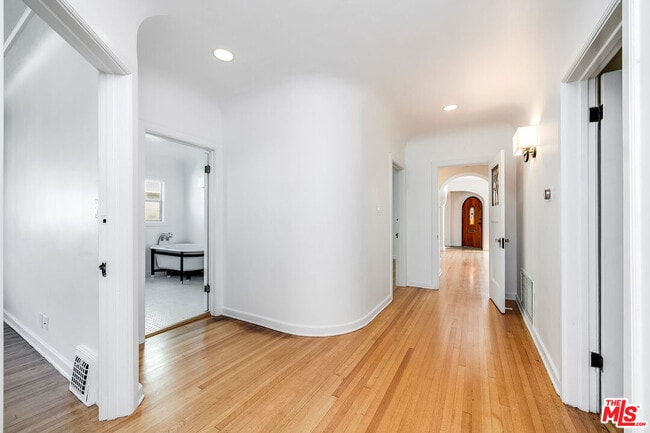 Building Photo - 1217 S Genesee Ave