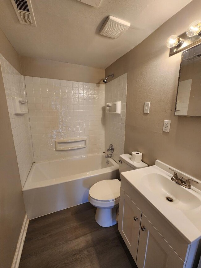 Building Photo - 829 Centre Ave NW