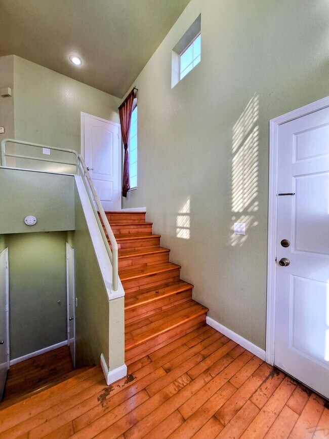 Building Photo - Beautiful 3bd Tri-level Home With Pool, Pl...