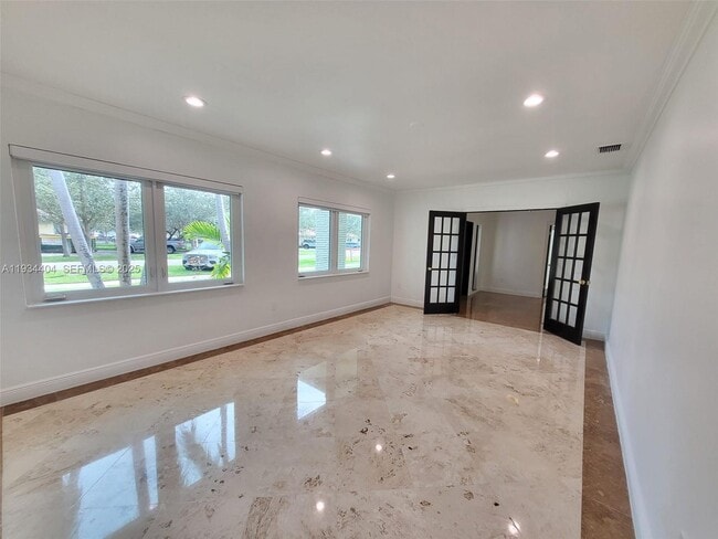 Building Photo - 825 Cremona Ave