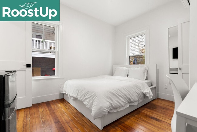 Building Photo - Furnished Bedroom with Private Ensuite Bat...