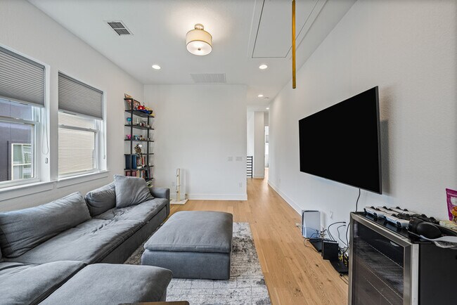 Building Photo - 6228 Toscana Ave