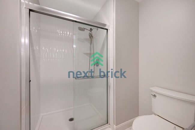 Building Photo - Charming Victorian-style craftsman 3-Bedroom Townhouse with 2.5 Baths – 1610 Sq Ft of Comfortable...