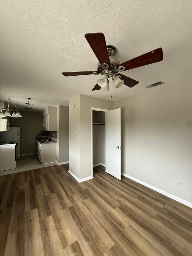 Building Photo - 1690 Hofheinz St