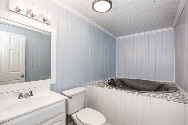 Building Photo - 338 16th St Cir