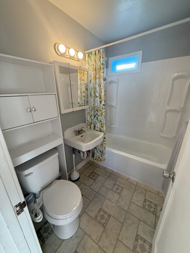 Building Photo - 2-bedroom, 1-bathroom newly renovated